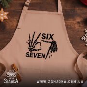 Фартух six seven мем дизайн, бежевий фон, принт на дерев'яній поверхні, бренд.