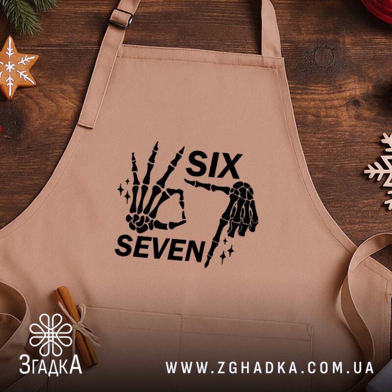 Фартух six seven мем дизайн, бежевий фон, принт на дерев'яній поверхні, бренд.