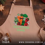 Фартух Здоровий вайб, бежевий фон, принт з овочами, на дерев'яному столі, бренд.