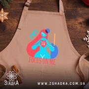 Фартух зосередься на мені арт принт, бежевий фон, дерев'яний стіл, бренд Згадка.