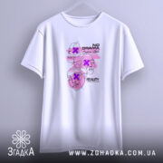 Футболка без драми, біла, підвішена на вішалці, фон світло-фіолетовий, принт з трьома обличчями у стилі лінійного малюнка з рожевими акцентами та текстом 'NO DRAMA'.