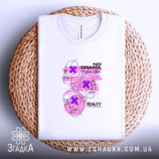 Футболка без драми, біла, на плоскій поверхні, фон світло-фіолетовий, принт з трьома обличчями у стилі лінійного малюнка з рожевими акцентами та текстом 'NO DRAMA', на плетеній основі.