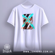 Футболка фактично все добре. Біла футболка, підвішена на вішалці, з принтом у центрі. Принт кольоровий, на світлому фоні, з текстом та графічними елементами.