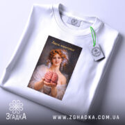 Футболка іронічна для "розумних" — чорна футболка, крупний план принта, студійне освітлення.