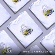 Футболка Іван Франко арт портрет, біла, на моделі, фон світло-сірий, принт з контурним зображенням Івана Франка та кольоровими плямами жовтого і зеленого, текст "Пини бійся, значить живеш".