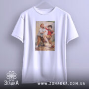 Футболка Хулігани, біла, на вішалці, з принтом двох хлопчиків, які граються, фон світло-сірий, деталі принта яскраві, зображення хлопців у динамічній позі.