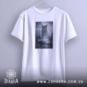 Футболка кінець близько мур стиль, біла футболка на вішалці, бренд Згадка.