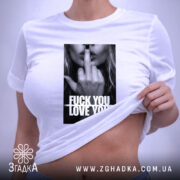 Футболка кохання з характером, на моделі, біла, з піднятим краєм, принт на.