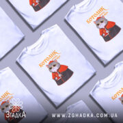 Футболка котолик амінь мур арт принт, біла, складена, з котом у червоному,.