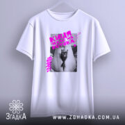 Футболка киця чекає котика. Біла футболка, зображена на вішалці, фон світло-сірий. Принт з чорним котом у короні, яскравий рожевий текст.