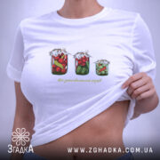 Футболка Мій золотовалютний запас, біла, на моделі, принт з банками, бренд Згадка. ракурс 6