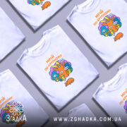 Футболка мрій по-крупному з котиком, біла, складена, принт кольоровий, бренд Згадка.