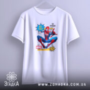 Футболка павук час прийшов. Біла футболка, підвішена на вішалці, з принтом Спайдермена. Принт яскравий, з текстом 'HEY YOU?' та 'ЧАС ПРИЙШОВ', фон світло-сірий, що підкреслює кольори принта.