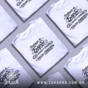 Футболка почуваюся як барбі — кілька складених футболок, композиція на столі.