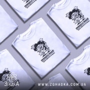 Футболка принцеса пенсії, біла, на моделі, з легким ракурсом спереду, фон світло-фіолетовий, принт з карикатурою жінки з котами, текст під принтом: 'Котів забагато не буває.'