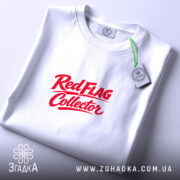 Футболка Red Flag Collector на столі, біла, з червоним принтом, бренд Згадка.