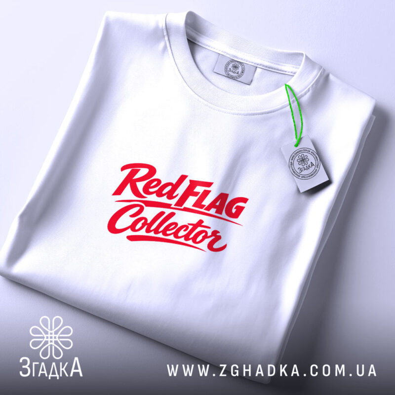 Футболка Red Flag Collector на столі, біла, з червоним принтом, бренд Згадка.