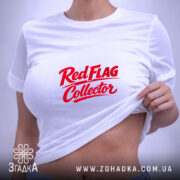 Футболка Red Flag Collector на моделі, біла, з червоним принтом, бренд Згадка. ракурс 6