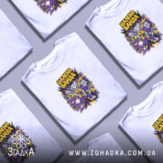 Футболка шалена банда рок стиль, кілька штук на фоні, яскравий принт, бренд.