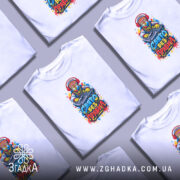 Футболка свято без правил, біла, зображена на моделі з легким ракурсом, фон світло-фіолетовий, принт з діджеєм у кольорових навушниках та яскравими сплесками фарби.