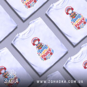 Футболка танці до ранку, біла, зображена на моделі, фон світло-сірий, принт з дівчиною в національному вбранні з навушниками, яскраві кольори принта, текст 'Танці до ранку' внизу.