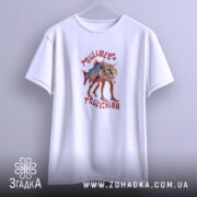 Футболка Trulimero Trulichina білого кольору, підвішена на вішалці, принт з котом і рибою, текст виконаний червоним кольором, фон світло-сірий.