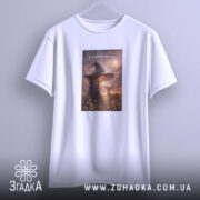 Футболка у кожному дні є диво, біла, на вішалці, з принтом дівчинки.