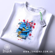 Футболка важкі часи незламний дух, біла, складена, принт з олівцями, етикетка, бренд.