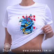 Футболка важкі часи незламний дух, біла, на моделі, принт з олівцями, бренд.