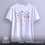 Футболка Весна Літо Осінь Зима, біла футболка на вішалці, з принтом, що містить квіти та метеликів, ракурс спереду, фон світло-фіолетовий, деталі принта включають слова 'Spring', 'Summer', 'Fall', 'Winter' та 'Love for all seasons'.