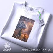 Футболка вір у маленькі чудеса, біла, на столі, принт з дівчиною, бренд.