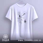 Футболка Володимир Сосюра з автографом, біла, підвішена на вішалці, фон світло-сірий, принт з зображенням автора та гірського пейзажу, текст під малюнком.