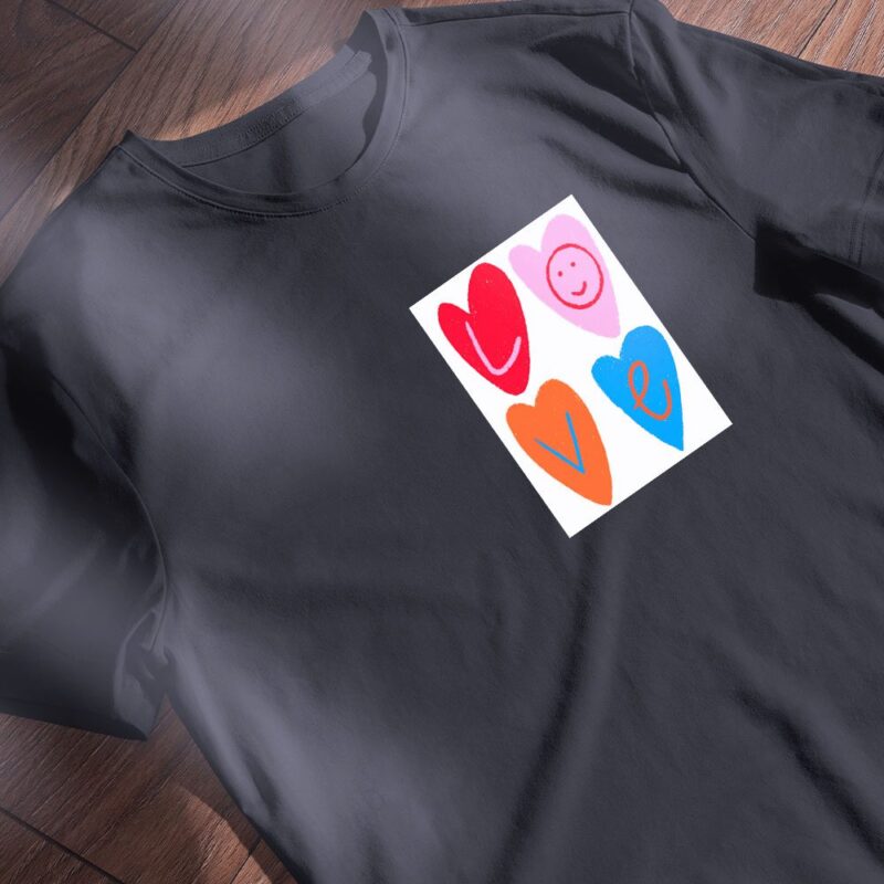 Футболка з авторським принтом — ілюстрація до статті «Футболка з авторським принтом від Згадки: емоції на тканині»