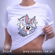 Футболка залишайся божевільним, біла, на моделі, принт з персонажем, бренд Згадка. ракурс 6