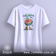 Футболка Жирафа Селесте на білому фоні, підвішена на вішалці, принт з жирафом у космічному шоломі, що стоїть на кавуні, з яскравими оранжевими черевиками, фон світло-сірий.