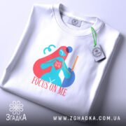 Футболка зосередься на мені арт принт, складена, з етикеткою, бренд Згадка.