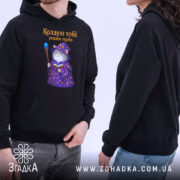 Худі кіт колдую тобі режим турбо, чорний колір, зображення зліва, стильний дизайн,.