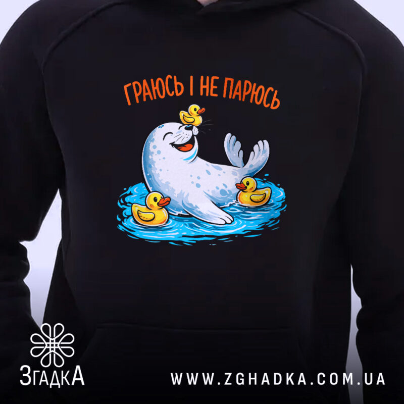 Худі морський котик і качечки, близький план, принт на чорному фоні, бренд.