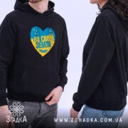 Худі на своїй землі патріотичний принт, ракурс зліва, капюшон, бренд Згадка.