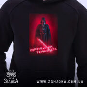 Худі переходь на темний бік, близький ракурс, чорний фон, яскравий принт, бренд.