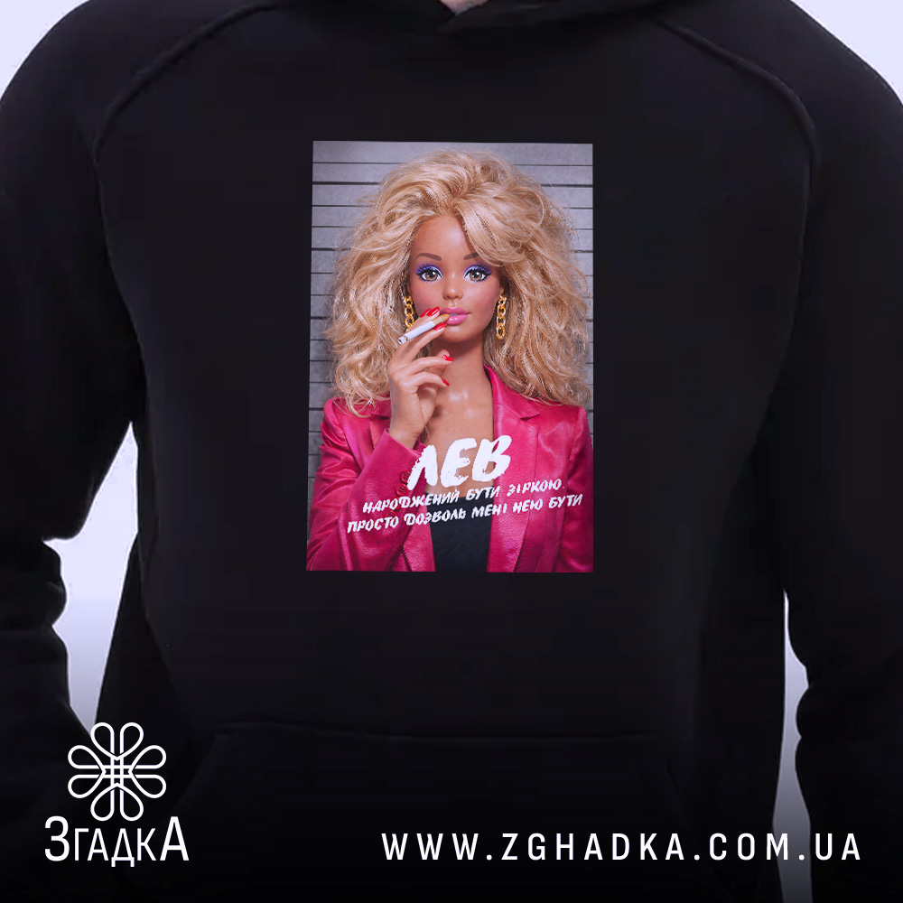 Худі подарунок для Лева, близький план, чорний колір, принт на грудях, бренд.