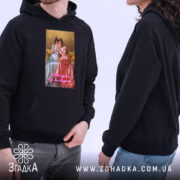 Худі Подрузі для чаювання, чорний колір, двоє людей в кадрі, капюшон, бренд.