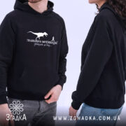 Худі правильна мотивація, чорний колір, моделі в одязі, принт з динозавром, бренд.