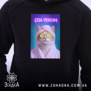 Худі СПА режим кіт релакс стиль, близький план, чорний колір, принт з.