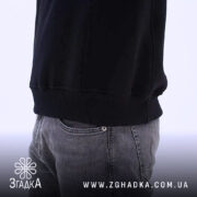 Світшот козацька душа патріотичний дизайн, чорний колір, бічний ракурс, деталі манжетів, Згадка.