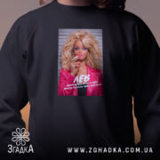 Світшот подарунок для Лева, близький ракурс, чорний фон, принт з лялькою, бренд.