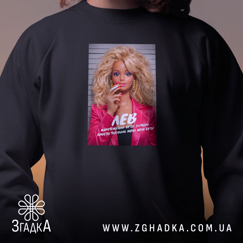 Світшот подарунок для Лева, близький ракурс, чорний фон, принт з лялькою, бренд.
