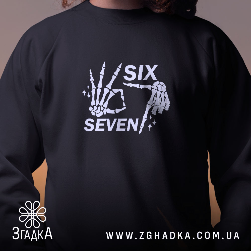 Світшот six seven мем дизайн, близький план, чорний, принт на грудях, бренд.