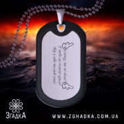 Жетон підтримки від рідних, чорного кольору з матовою поверхнею, зображений під кутом на фоні з червоними та чорними відтінками, видно золотий олівець на задньому плані.