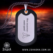 Жетон подарунок коханому чоловіку. Жетон чорного кольору з матовою поверхнею, вид з боку, фон з червоними та чорними відтінками, видно кулю на фоні.